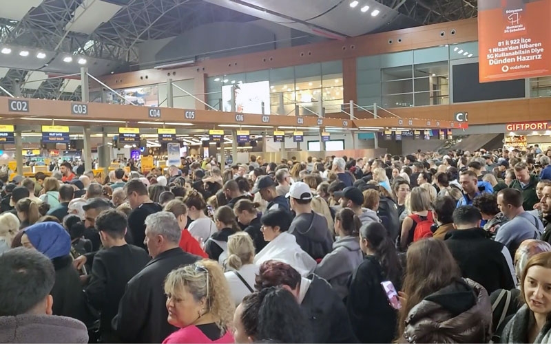 Sabiha Gökçen'de 127 sefer iptal edildi, yolcular terminalde kaldı
