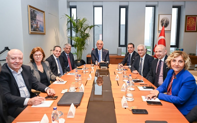 Turizmciler, Bakan Ersoy ile 2026 turizmi için kritik toplantı yaptı