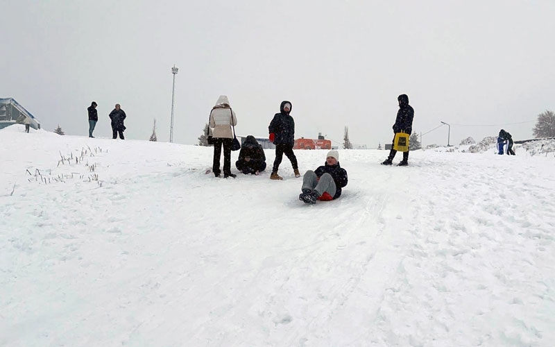 Kar yağışıyla günübirlikçiler zirveye akın etti