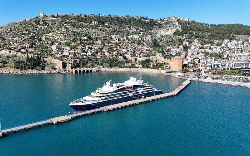 Alanya'ya Fransız bayraklı kruvaziyer demir attı