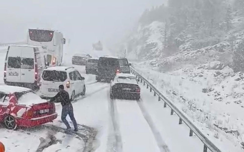Antalya'da nisan ayında kar sürprizi, sürücüler zor anlar yaşadı