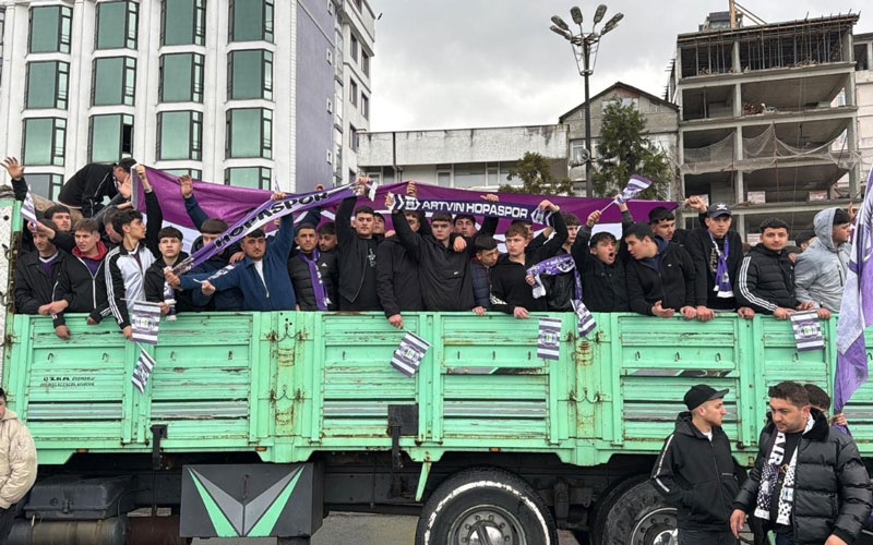 Taraftarlar kamyon kasasında maça gitti