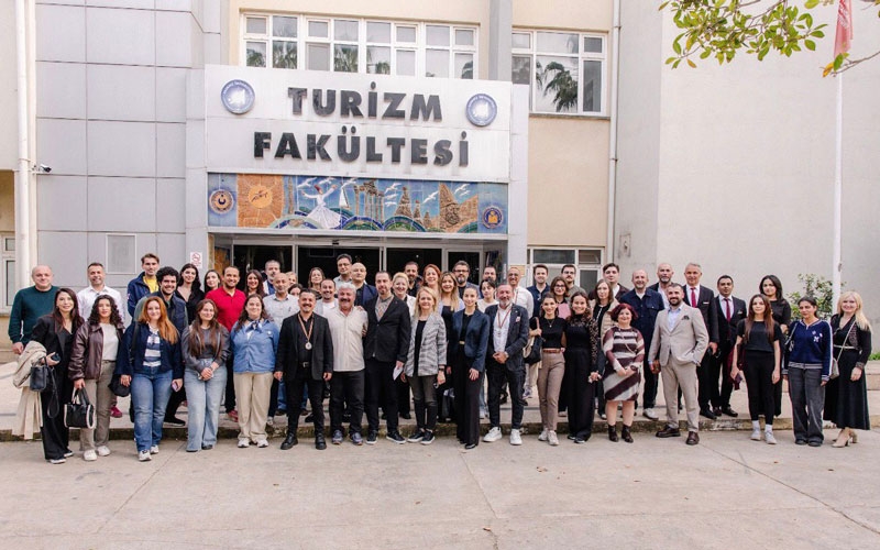 Akdeniz Üniversitesi Turizm Fakültesi’nde mezun-öğrenci buluşması