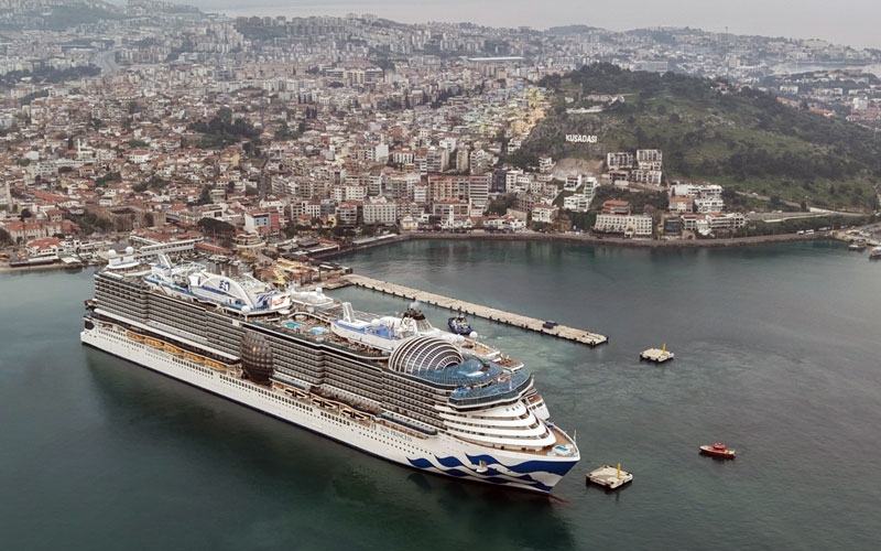  Kuşadası'na 2 kruvaziyer 5 bin 297 turist getirdi