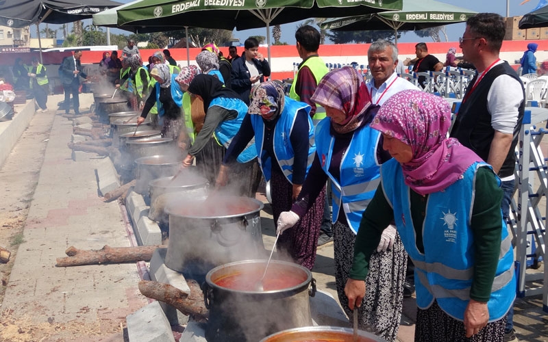 71 mahalleden kadınlar 71 kazanda yemek yaptı, binlerce kişiye ikram etti