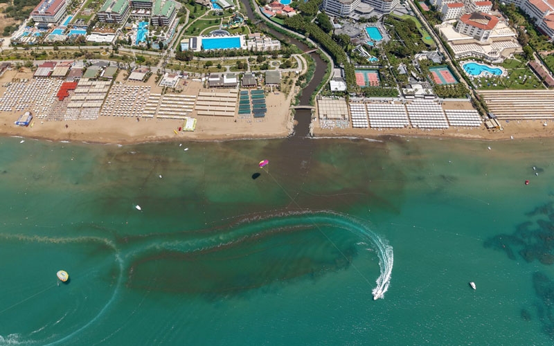 Manavgat'ta turistler sahili boşalttı