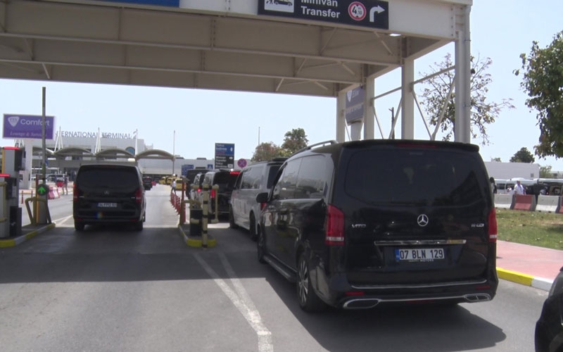 VIP araçlarla Antalya havalimanına girip eylem yaptılar