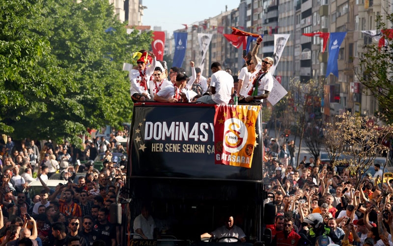 Şampiyon Galatasaray üstü açık otobüsle şehir turu attı