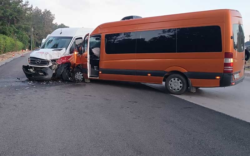  Antalya'da tur minibüsleri çarpıştı, 13 turist yaralandı