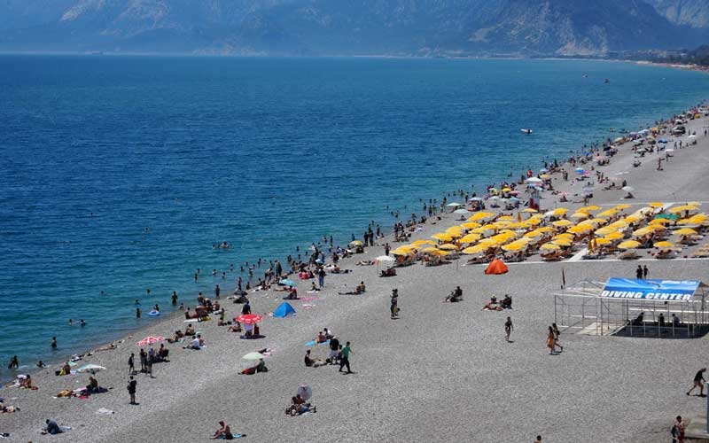 Tatilciler Antalya sahillerine akın etti