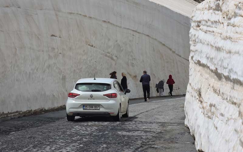 Nemrut'taki 10 metrelik kar tünellerine yoğun ilgi