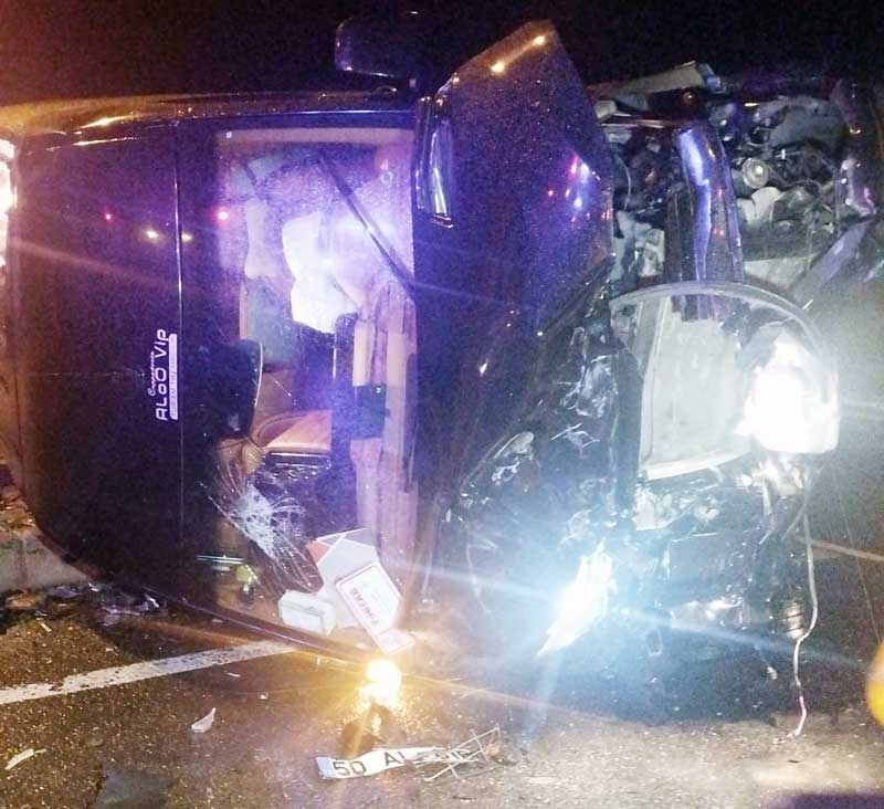 Tur minibüsü otomobille çarpıştı. 1 kişi öldü 10 kidi de yaralandı