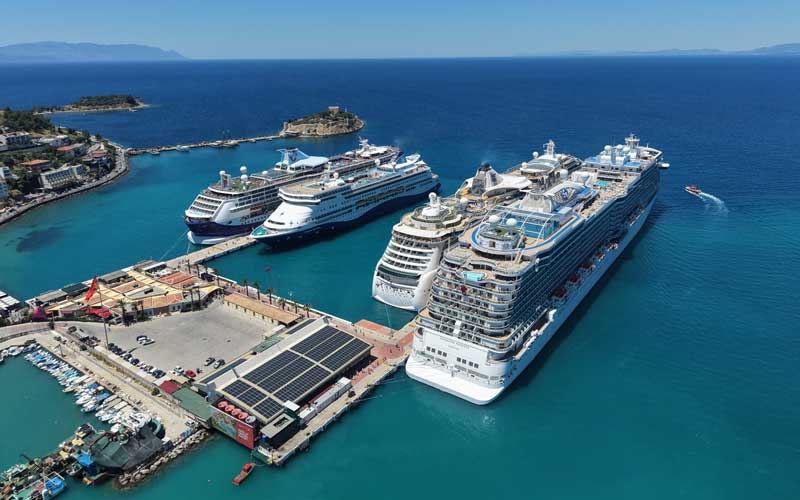  Kuşadası’na 4 kruvaziyer ile 9 bin turist geldi