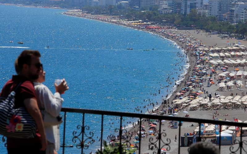 Antalya Konyaaltı sahili tatilcilerle doldu