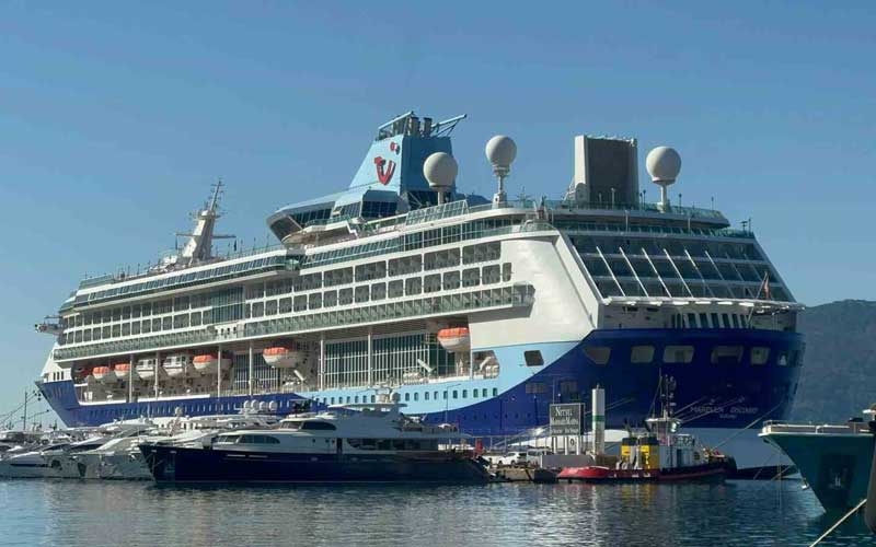 Dev gemi 2 bin 500 yolcusu ile Marmaris Limanı’na demirledi