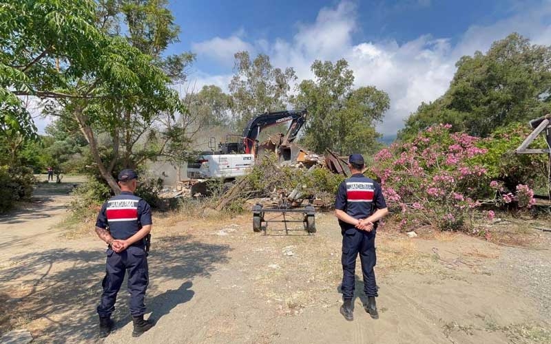 Kemer'de kaçak bungalov yapılar yıkıldı