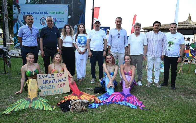 Antalya'da ‘deniz kızları' eşliğinde dip temizliği yapıldı