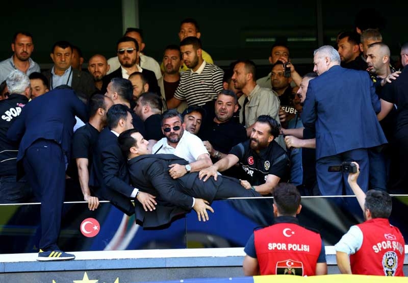 Fenerbahçe olağanüstü seçimli genel kurulunda arbede çıktı