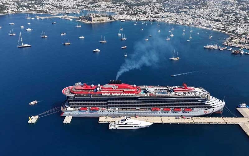 Dev kruvaziyer Scarlet Lady Bodrum’a yanaştı