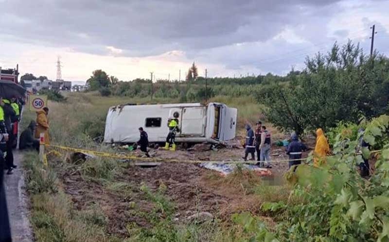 Tur minibüsi devrildi 5 kişi öldü