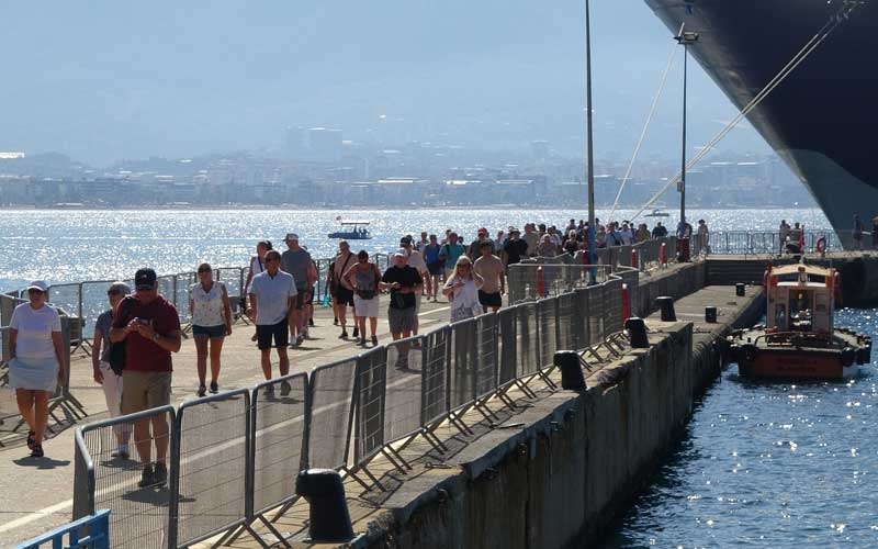 Turistler Alanya'ya denizden geldi
