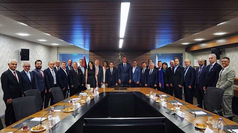 Bakan Ersoy’a kritik turizm ziyareti