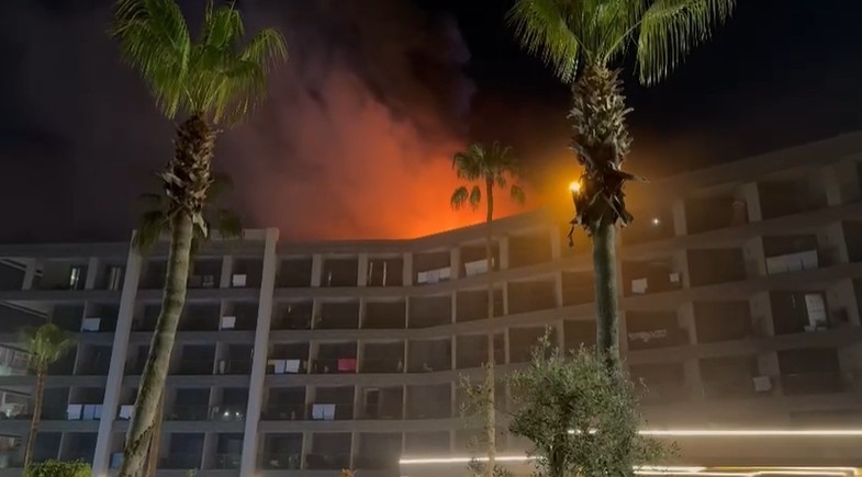 Alanya'da otelin çatısında yangın çıktı