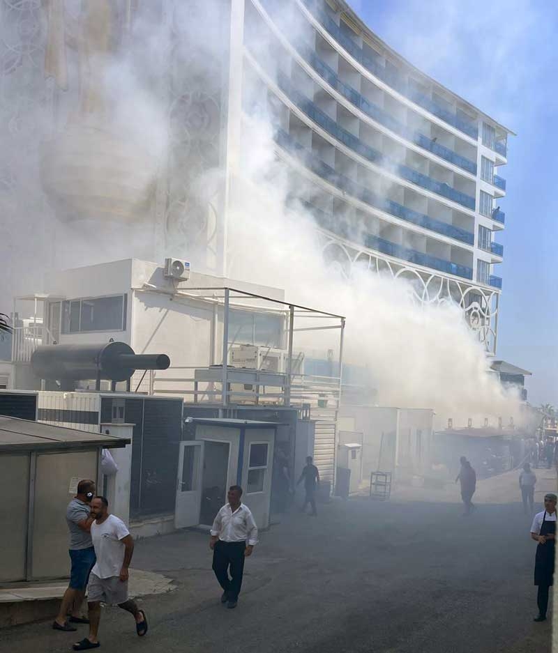 Alanya'da 5 yıldızlı otelin geri dönüşüm deposundaki yangın korkuttu