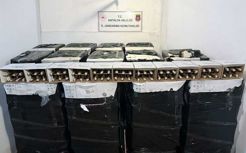 Kemer'de bir otel deposunda 13 bin litre kaçak ve sahte şampanya ele geçirdi