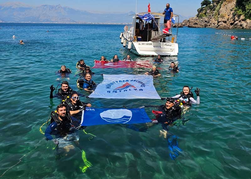 Antalya'da dip temizliğinde çok sayıda plastik ve teneke ambalaj atığı çıkarıldı