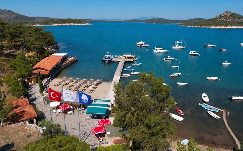 Ayvalık Belediyesi plajlarında Mavi Bayraklar göndere çekildi
