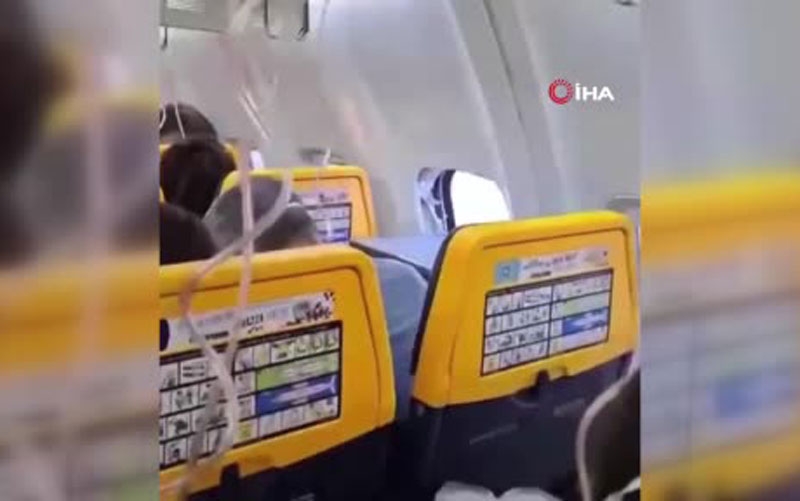 Uçuş sırasında bir yolcu, camı kırılan uçaktan dışarı uçma tehlikesi atlattı