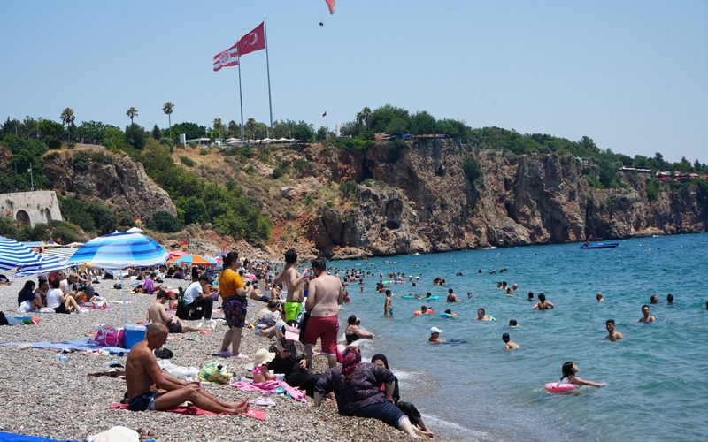 Antalya'da termometreler 38 dereceyi gösterdi, sahiller doldu