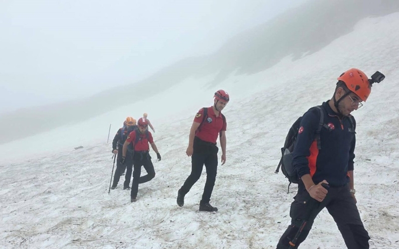 Mahsur kalan 3 turiste 10 saatlik çalışmaların ardından ulaşıldı
