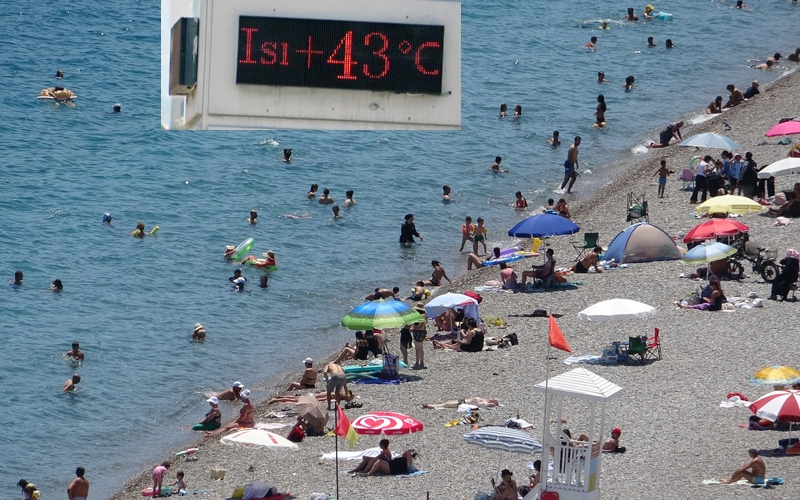 Termometrelerin 43 dereceyi gösterdiği Antalya'da sahiller doldu