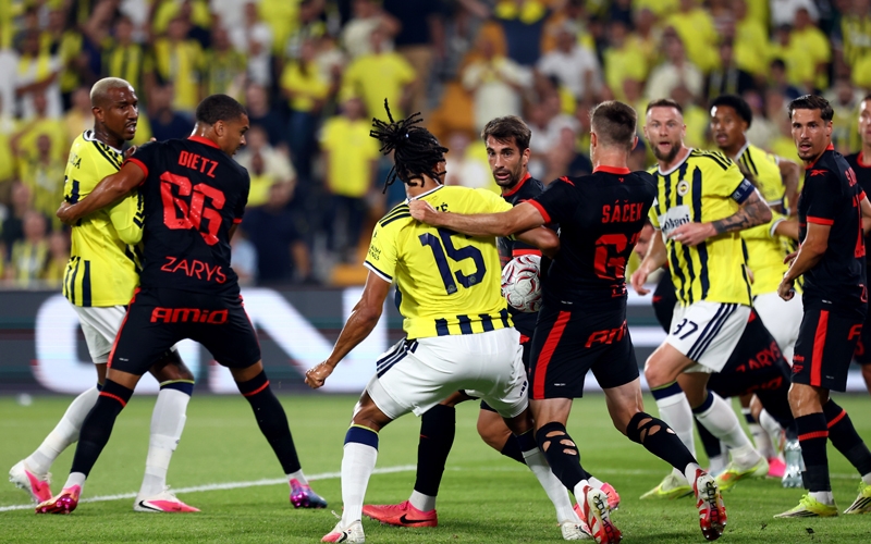 UEFA Şampiyonlar Ligi: Fenerbahçe: 1 - Gornik Zabrze: 0