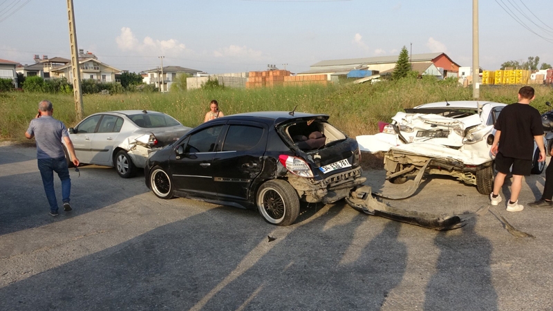 Antalya'da 4 araçlı zincirleme kaza: 6'sı turist 7 kişi yaralandı