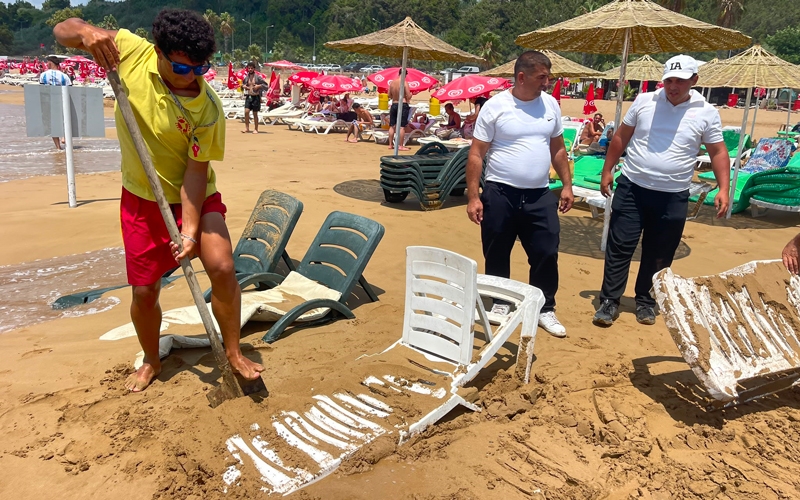 Alanya'da dev dalgalar otelin şezlonglarını kuma gömdü
