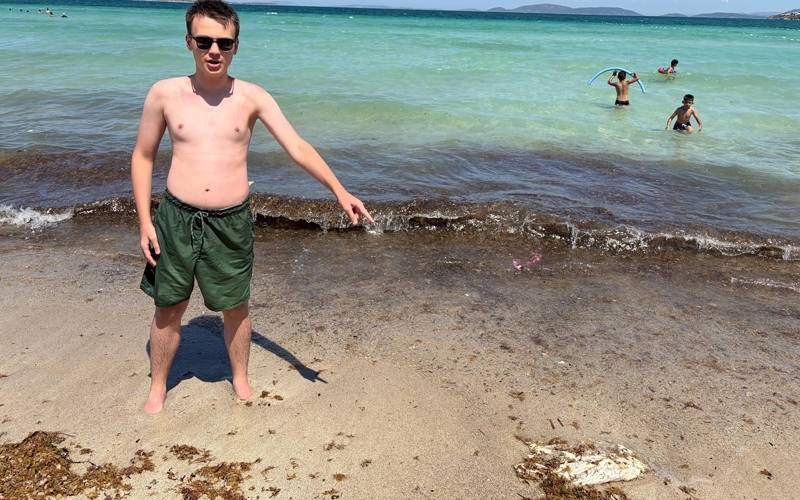 Çeşme sahillerindeki kirlilik tatilcilerin tepkisine neden oldu