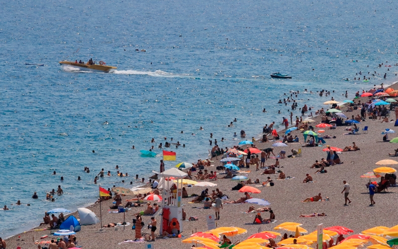 Antalya'da hava sıcaklığı 34 dereceyi deniz suyu sıcaklığı 30 dereceyi gördü
