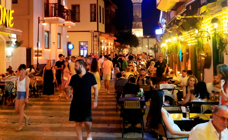 Antalya'nın turizm merkezi tarihi Kaleiçi hava kararınca nüfusunun 100 katını ağırlıyor