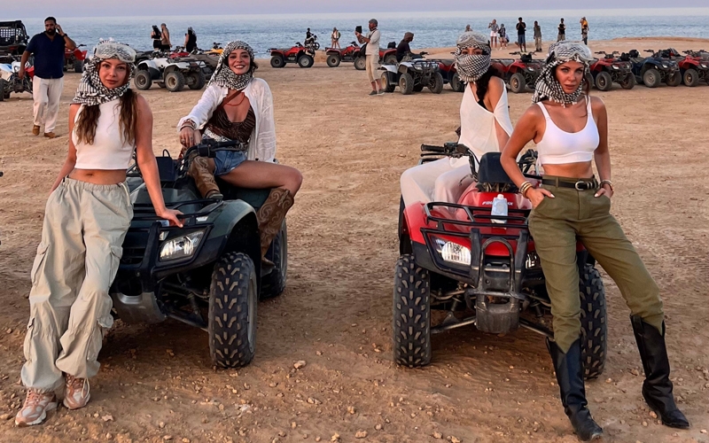 Ünlü Türk oyuncular Hurghada’da denizden çöle uzanan tatil deneyimi yaşadı