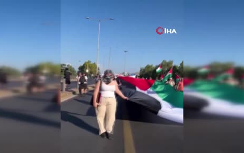 İsrailli turistleri taşıyan kruvaziyer gemisi Crown Iris,  protestolarla karşılandı
