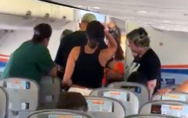 Antalya Havalimanı'nda yolcular uçakta saatlerce bekledi, bagaj krizi yaşadı
