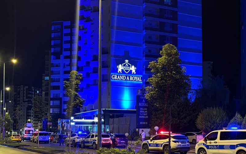 Otelin 5’inci katından atılan kadın hayatını kaybetti