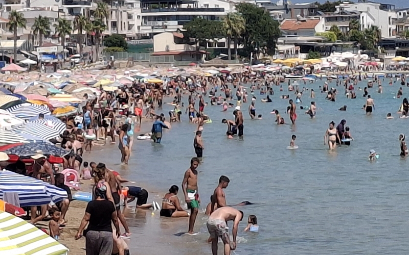 Sıcaklar nedeniyle plajda adım atacak yer kalmadı