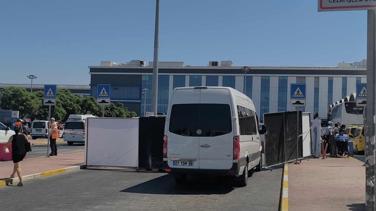 Emekli polis kız arkadaşını havaalanı otoparkında tabancayla vurarak öldürdü