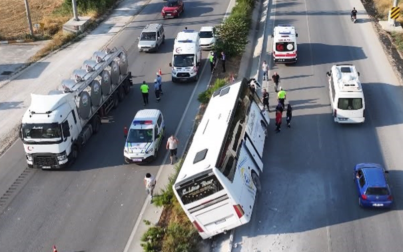 Ukraynalı turistleri taşıyan tur otobüsü devrildi