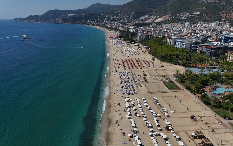 Alanya'da  sahiller doldu taştı
