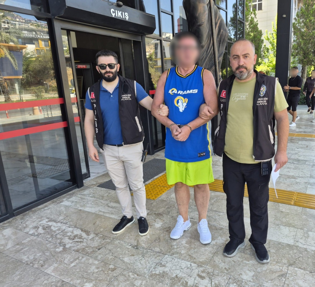 Alanya'da Türk bayrağına tüküren İngiliz turist tutuklandı